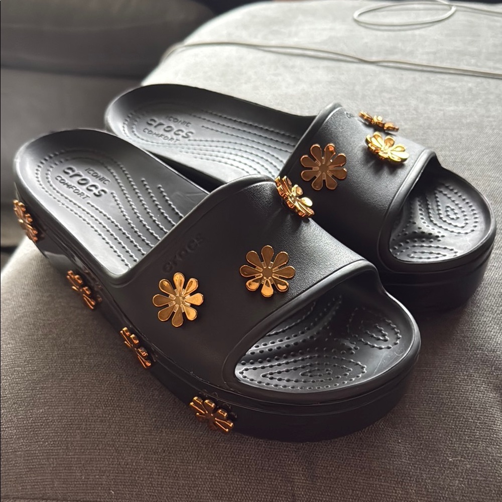 NWOT Croc Comfort Gold Floral Daisy